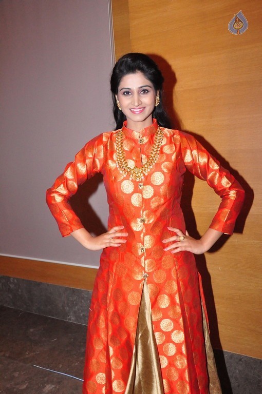 Shamili New Stills - 10 / 35 photos