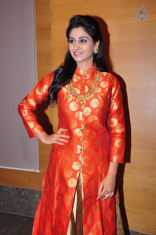 Shamili New Stills - 15 / 35 photos