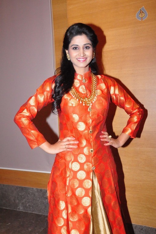 Shamili New Stills - 22 / 35 photos