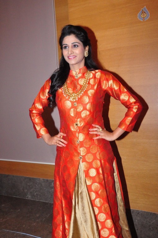 Shamili New Stills - 24 / 35 photos