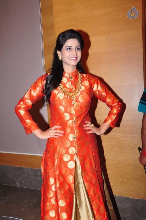 Shamili New Stills - 25 / 35 photos