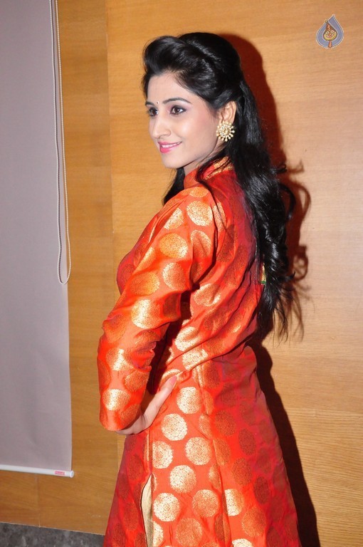 Shamili New Stills - 27 / 35 photos