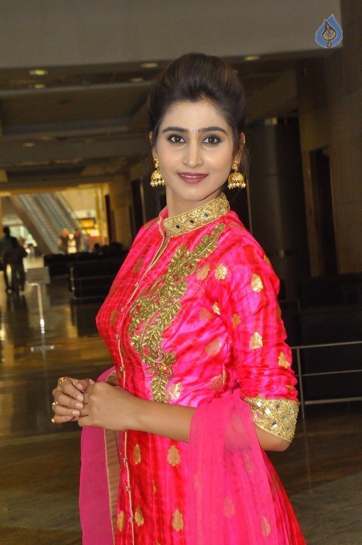 Shamili New Stills - 4 / 16 photos