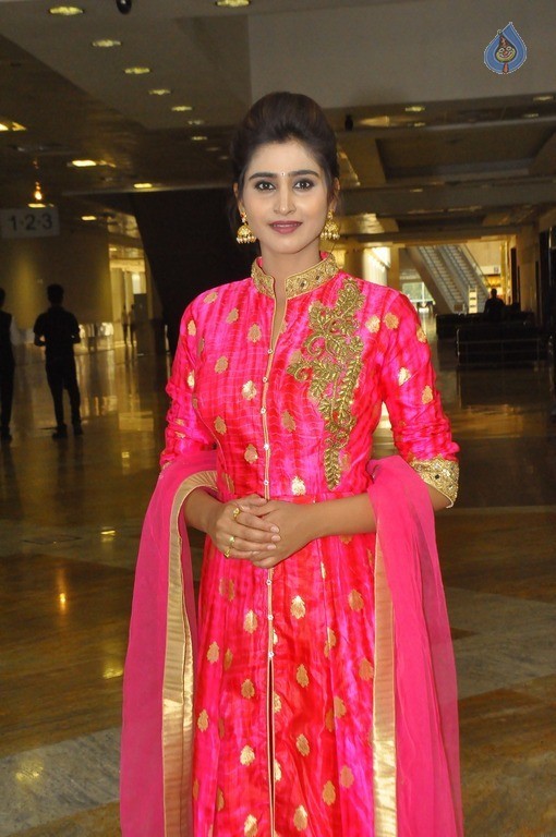 Shamili New Stills - 5 / 16 photos