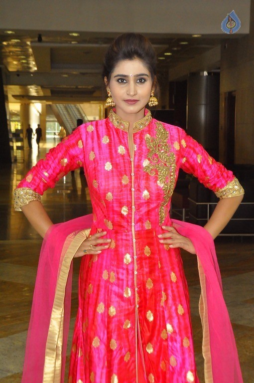 Shamili New Stills - 10 / 16 photos