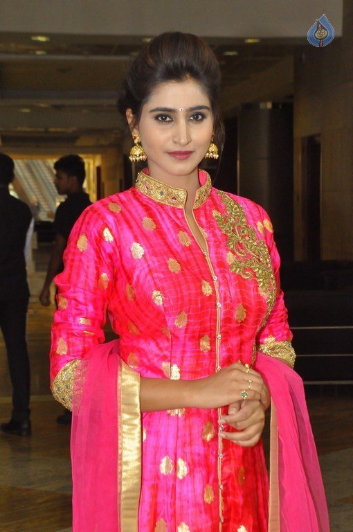 Shamili New Stills - 13 / 16 photos