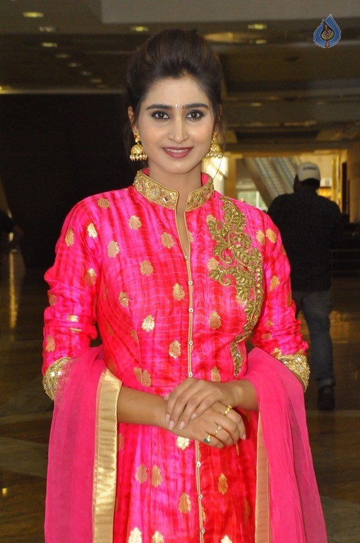 Shamili New Stills - 16 / 16 photos