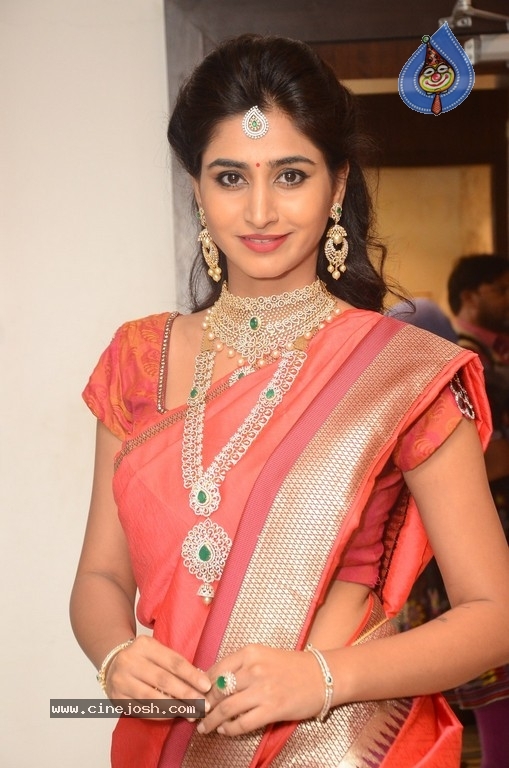 Shamili Sounderajan Images - 25 / 30 photos