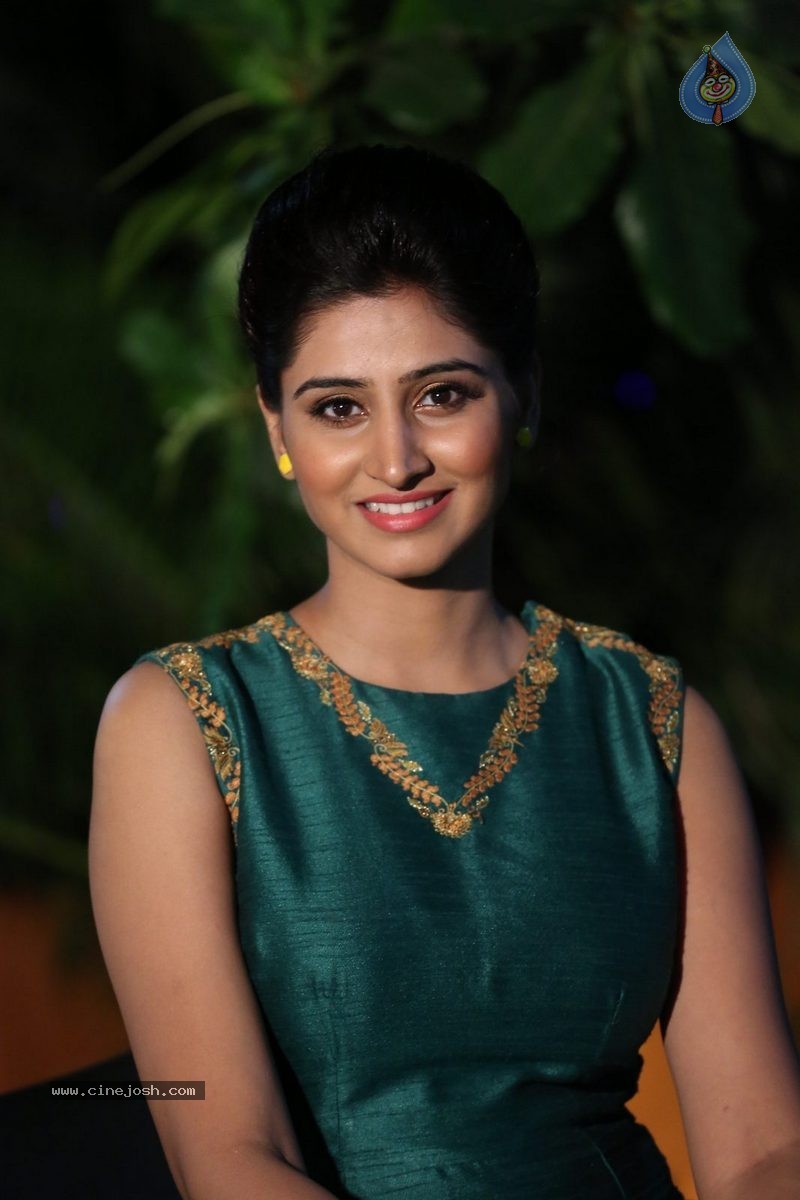 Shamili Stills - 66 / 67 photos