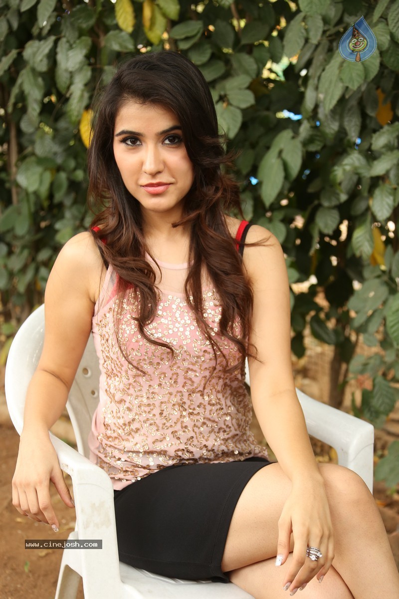 Sheena Bajaj Stills - 22 / 62 photos