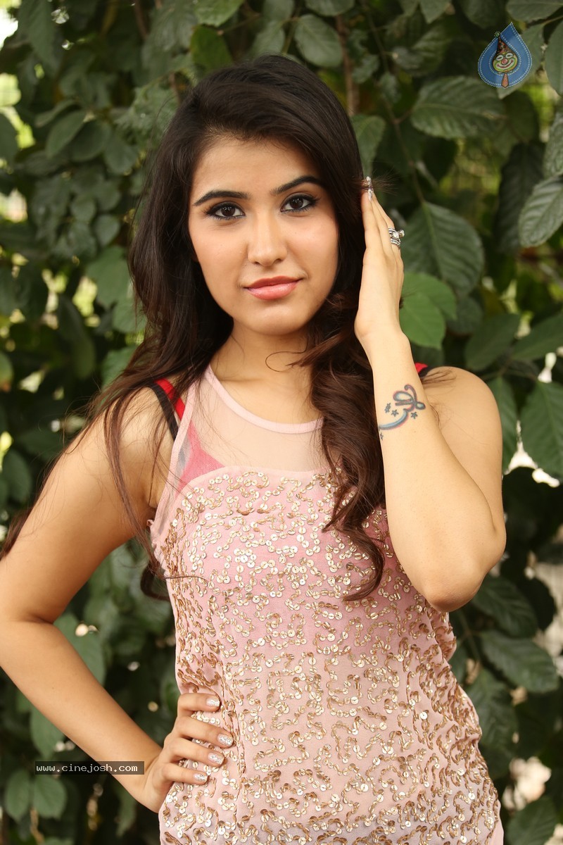 Sheena Bajaj Stills - 35 / 62 photos