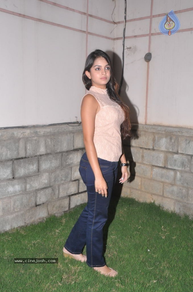 Sheena Latest Stills - 22 / 47 photos