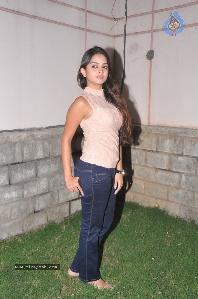 Sheena Latest Stills - 39 / 47 photos