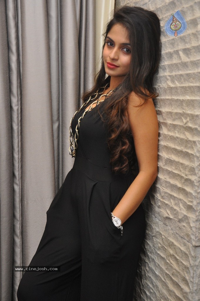 Sheena New Pics - 16 / 48 photos