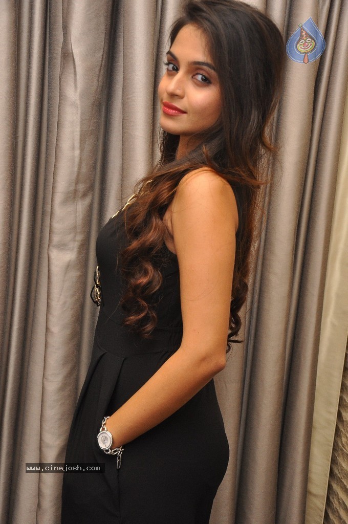 Sheena New Pics - 39 / 48 photos