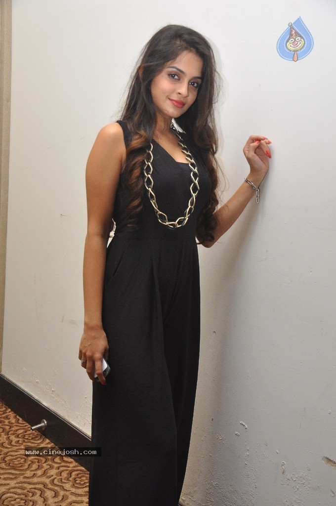 Sheena New Pics - 45 / 48 photos