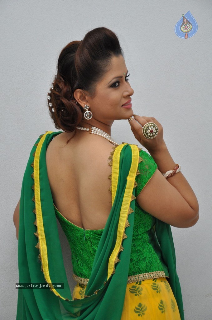 Shilpa Chakravathy Pics - 25 / 60 photos