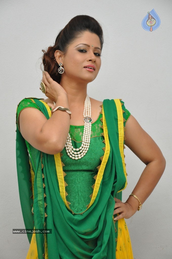 Shilpa Chakravathy Pics - 53 / 60 photos