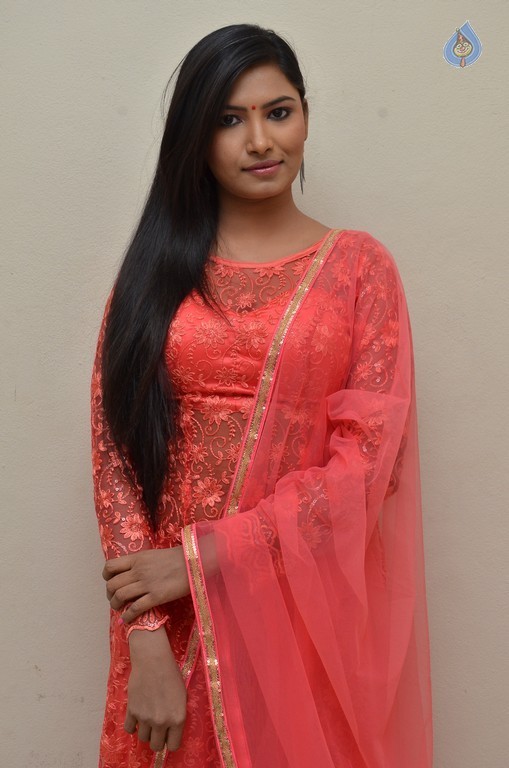 Shilpa New Images - 18 / 61 photos