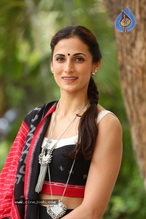 Shilpa Reddy Pics - 18 / 19 photos