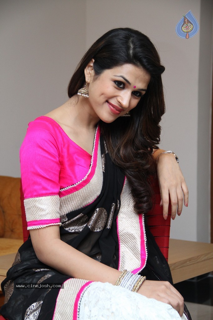 Shraddha Das Stills - 41 / 67 photos