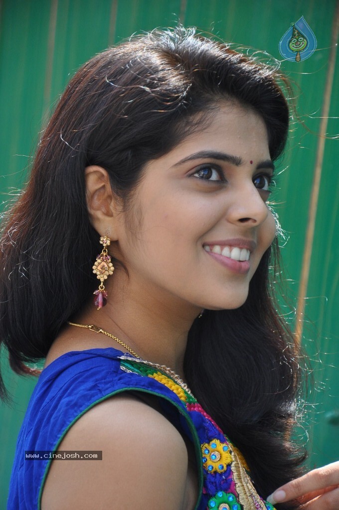 Shravya New Stills - 32 / 122 photos