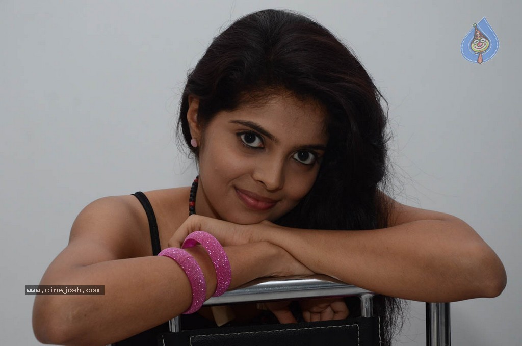 Shravya New Stills - 44 / 142 photos