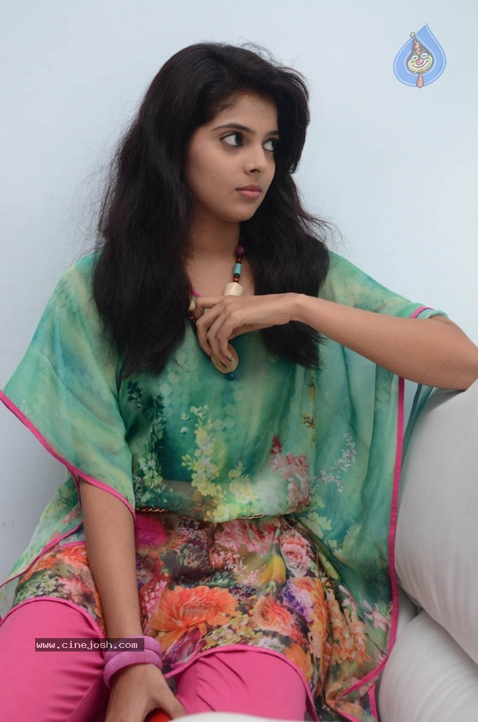 Shravya New Stills - 123 / 142 photos