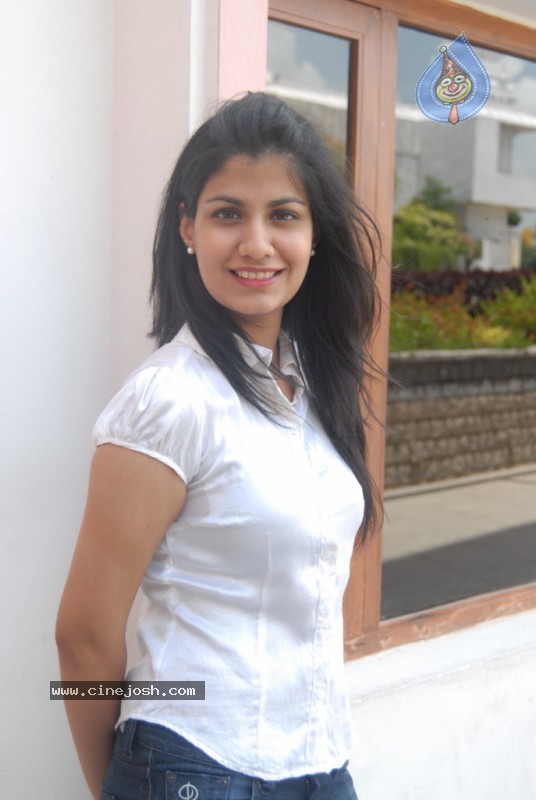 Shreya Dhanwanthary New Gallery - 7 / 62 photos