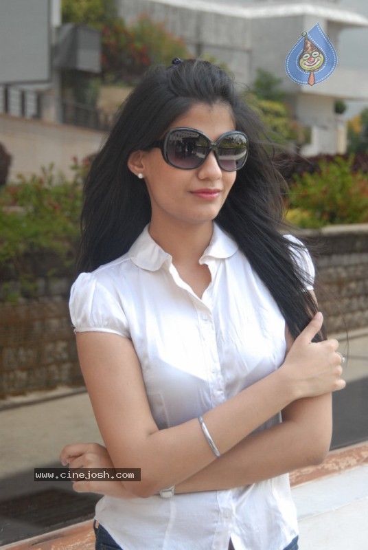 Shreya Dhanwanthary New Gallery - 15 / 62 photos