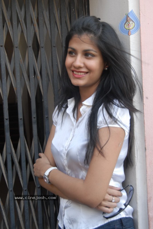 Shreya Dhanwanthary New Gallery - 23 / 62 photos