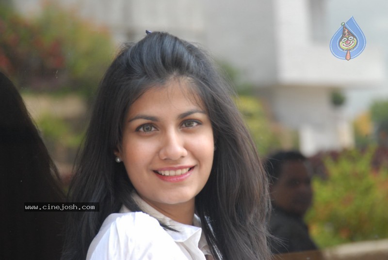 Shreya Dhanwanthary New Gallery - 25 / 62 photos