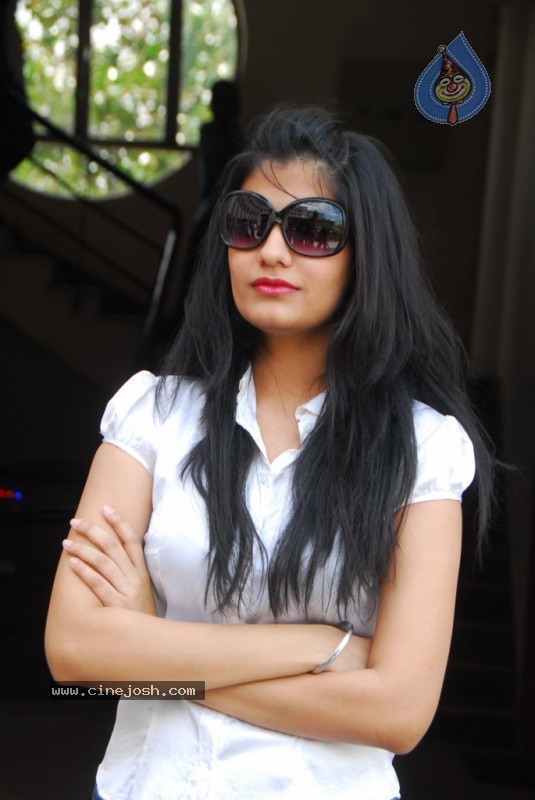 Shreya Dhanwanthary New Gallery - 31 / 62 photos