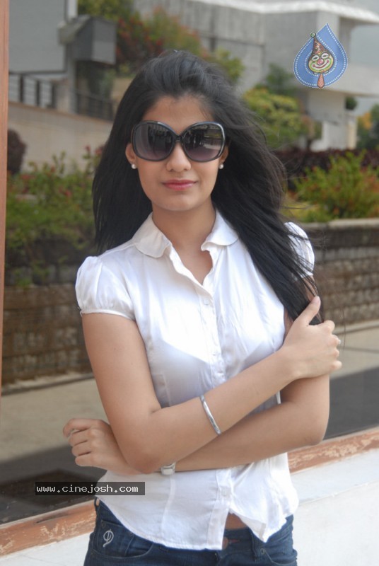 Shreya Dhanwanthary New Gallery - 39 / 62 photos