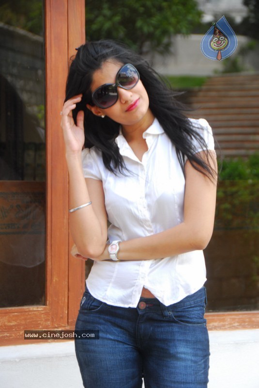 Shreya Dhanwanthary New Gallery - 56 / 62 photos