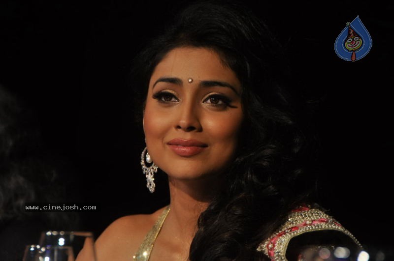 Shreya New Stills - 16 / 62 photos