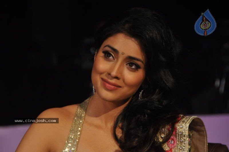 Shreya New Stills - 24 / 62 photos