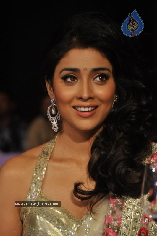 Shreya New Stills - 37 / 62 photos