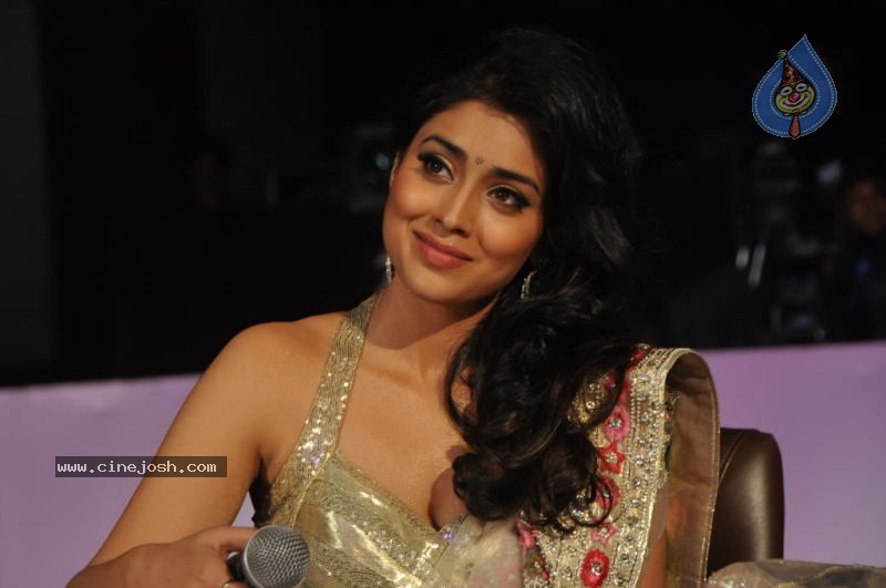 Shreya New Stills - 52 / 62 photos