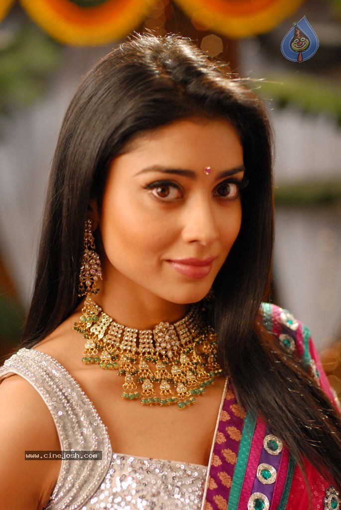 Shriya Hot Gallery - 40 / 75 photos