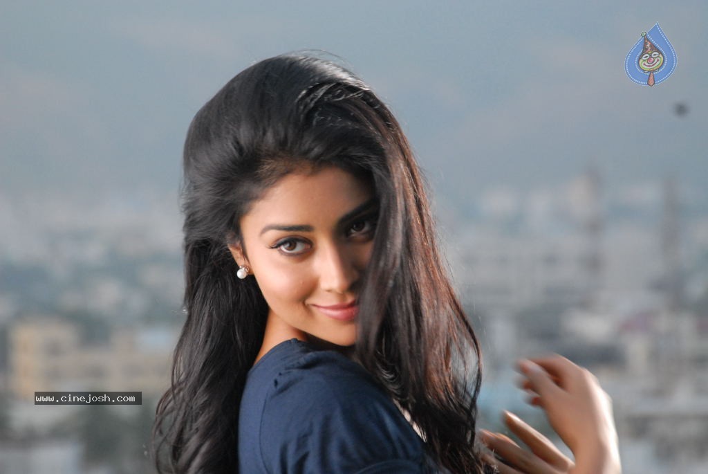 Shriya Hot Gallery - 46 / 75 photos