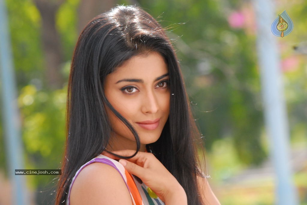 Shriya Hot Gallery - 69 / 75 photos