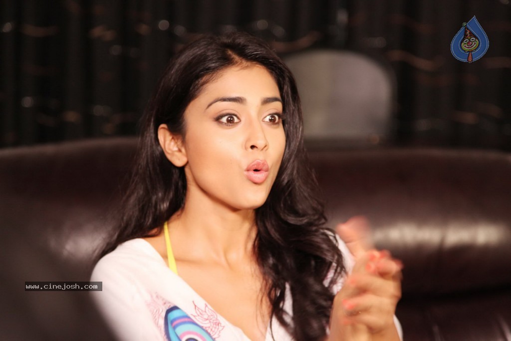 Shriya Hot Gallery - 1 / 23 photos