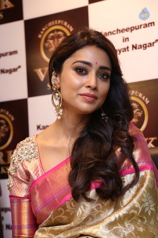 Shriya Latest Pix - 4 / 28 photos