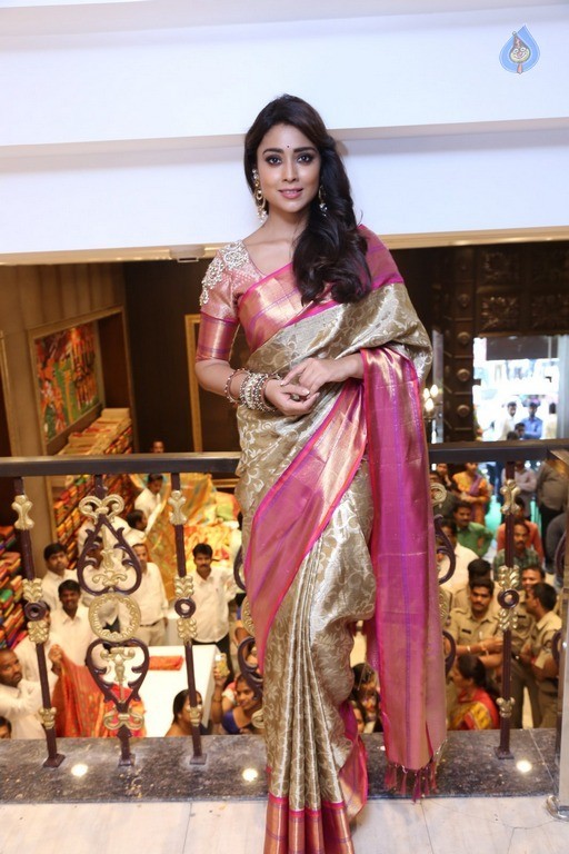 Shriya Latest Pix - 18 / 28 photos