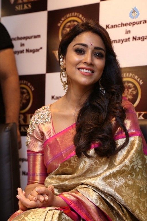 Shriya Latest Pix - 27 / 28 photos