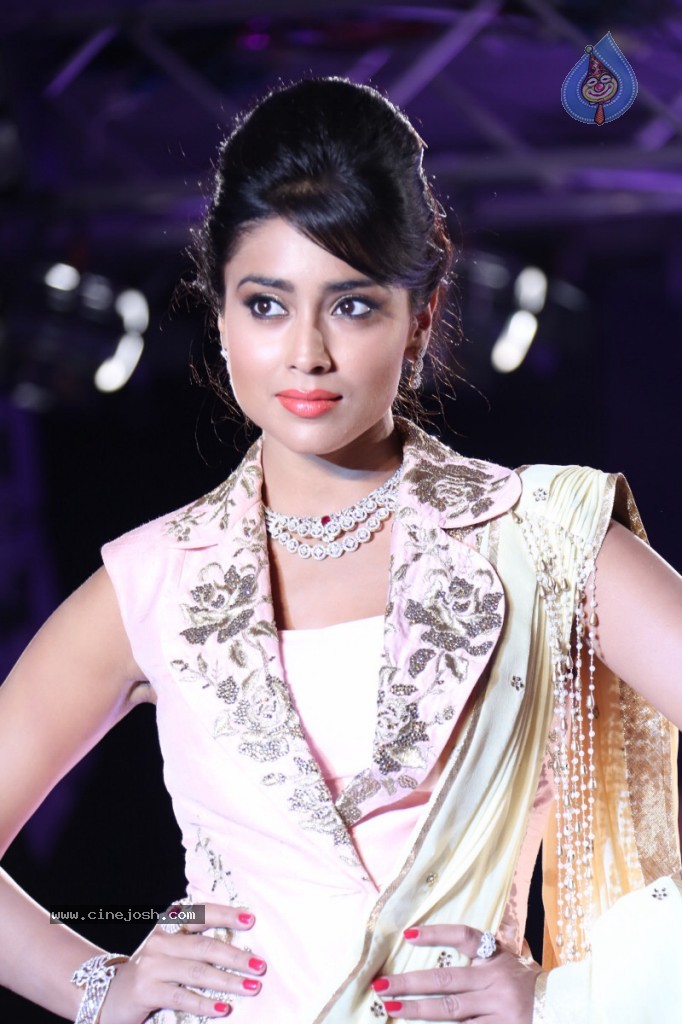 Shriya Latest Stills - 12 / 58 photos