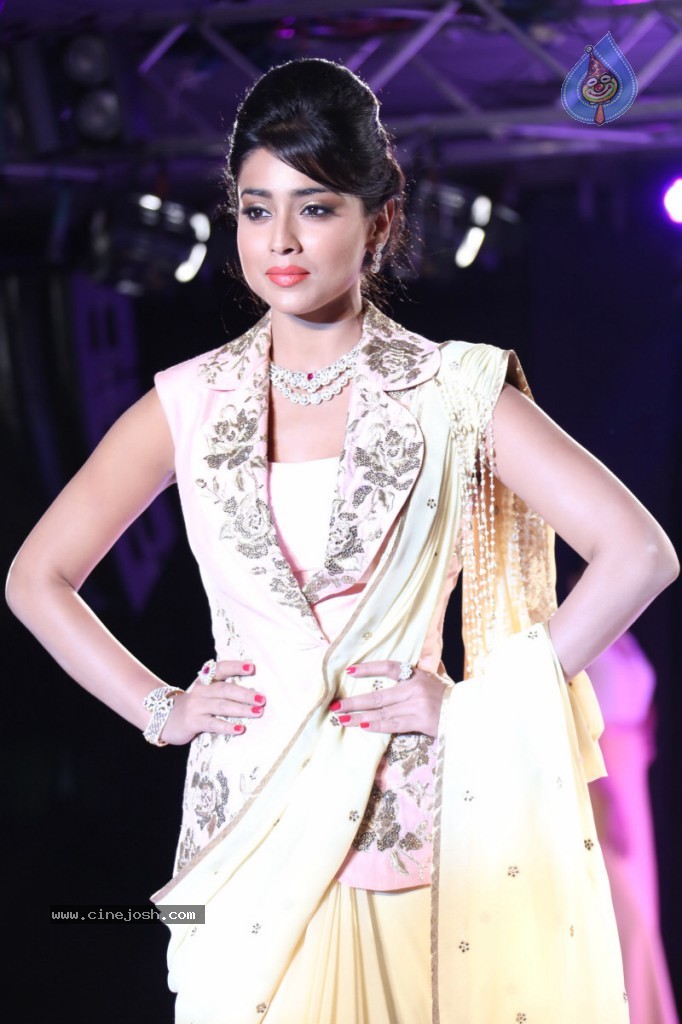 Shriya Latest Stills - 27 / 58 photos