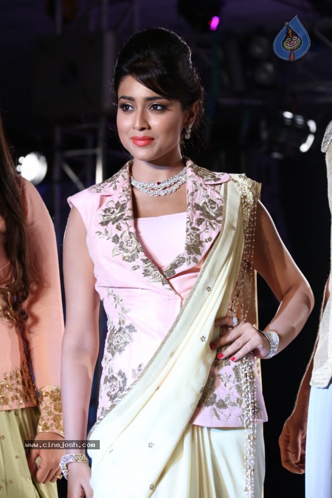 Shriya Latest Stills - 28 / 58 photos