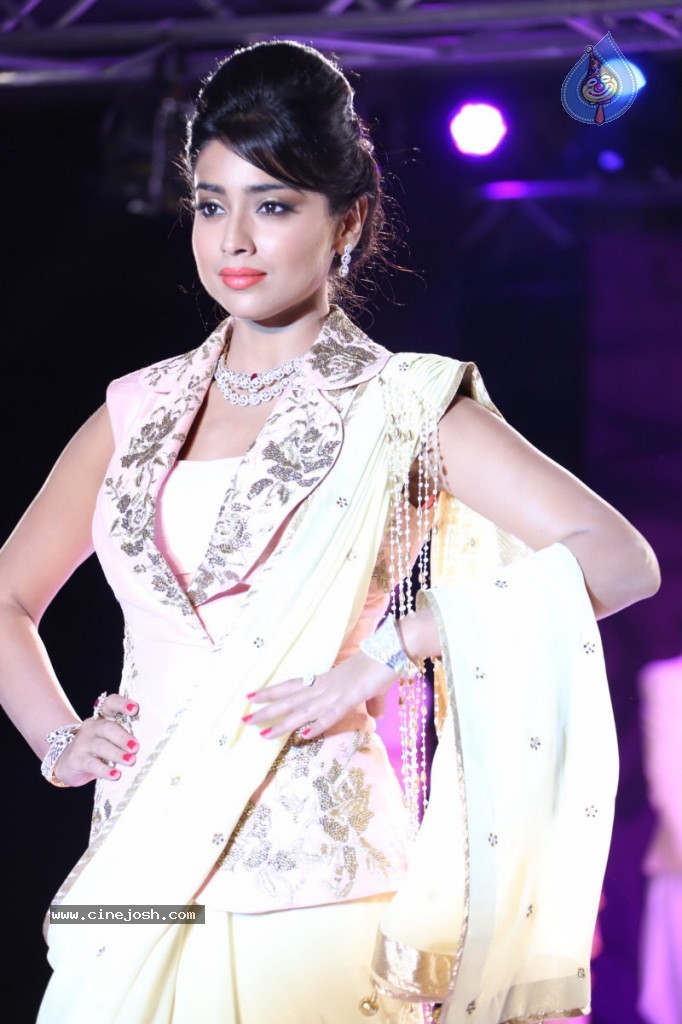 Shriya Latest Stills - 30 / 58 photos